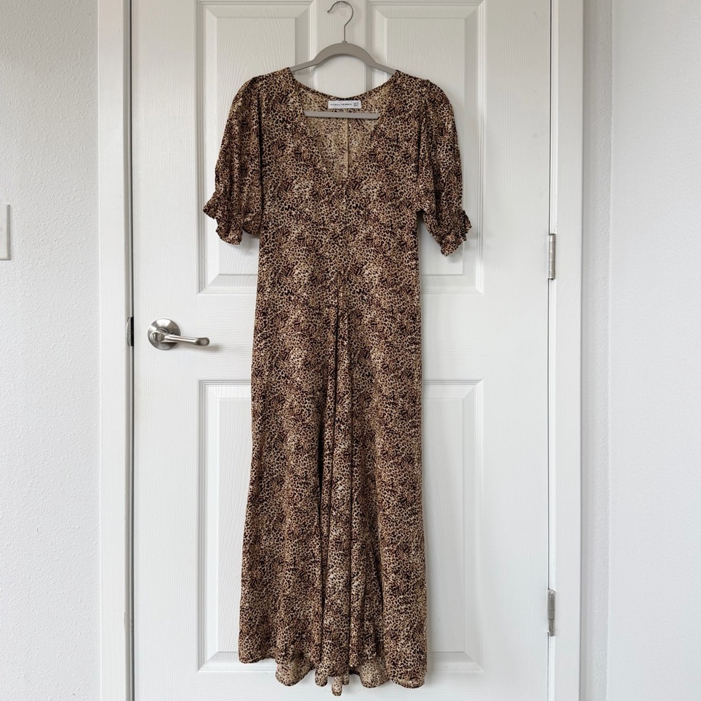Faithfull the Brand Maggie Midi Dress in the Charlie Leopard Print - Picture 5 of 10